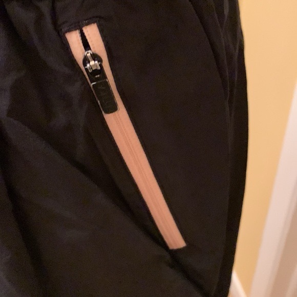 Titika Shorts with contrasting zipper pockets - Picture 3 of 5